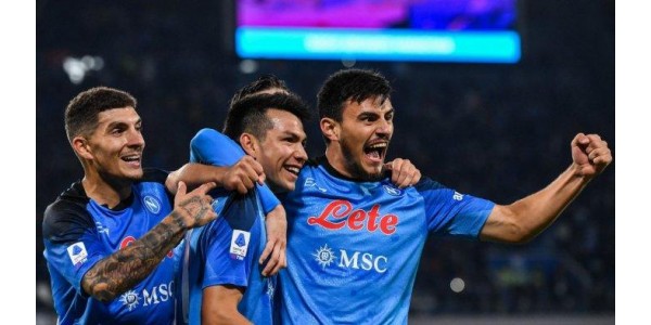 Neapel führt das Feld an